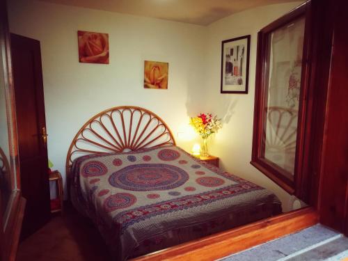 ein kleines Schlafzimmer mit einem Bett in einem Zimmer in der Unterkunft Casa di Josè e Miriam in Piglio