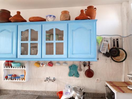 einen blauen Schrank in einer Küche mit Küchenutensilien in der Unterkunft dar said in Rabat