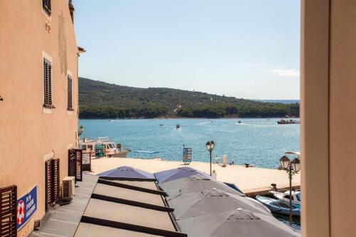 a view of a beach with boats in the water at Apartmani Kraj mora in Cres