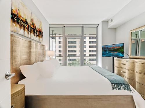 ein Schlafzimmer mit einem weißen Bett und einem großen Fenster in der Unterkunft Global Luxury Suites Bethesda Chevy Chase in Bethesda