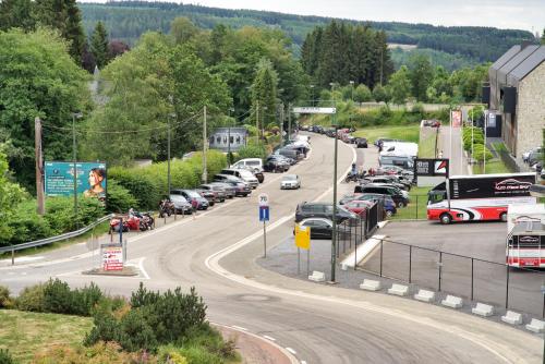 スタヴロにあるOpen Source à l'entrée du Circuit!の車道脇の賑やかな通り