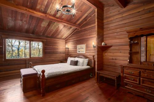 1 dormitorio con 1 cama en una cabaña de madera en Creekside Cabin en Fairmont Hot Springs