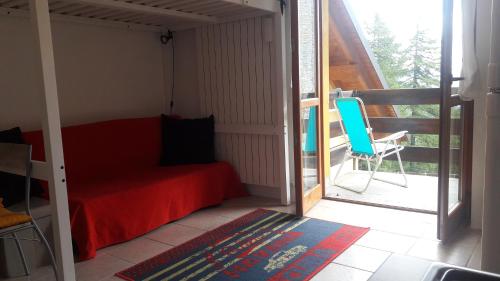 een slaapkamer met een bed en een balkon met een stoel bij CASA MARTA SANDO in San Domenico