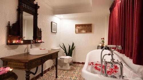 ein Bad mit einer Badewanne und einem WC in der Unterkunft Mane Colonial Classic in Siem Reap