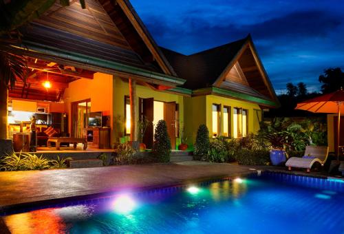 Villa Amber في شاطئ ليم سي: منزل به حوض سباحة أمام المنزل