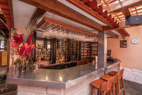 un bar con un montón de botellas de vino en Hotel ArtHouse Pisac by Royal Inka, en Písac
