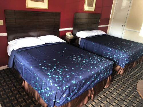 Ένα ή περισσότερα κρεβάτια σε δωμάτιο στο Whittier Travel Inn