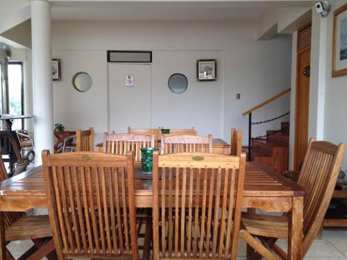 a dining room with a wooden table and chairs at Hotel Blanco Encalada in Bahia Inglesa