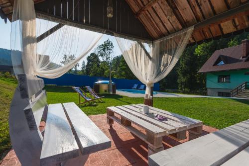 a picnic table and a bench under a pavilion at Agroturystyka u Chlebków in Ochotnica Górna