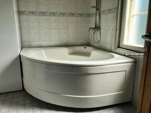 aseo blanco en un baño con ventana en Mäkisen Majatalo en Palus