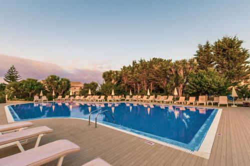 Piscina de la sau aproape de Erofili Hotel