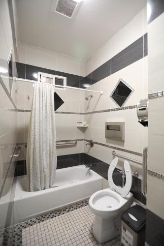 ein Badezimmer mit einem WC, einer Badewanne und einem Waschbecken in der Unterkunft Oak Hotel in San Francisco