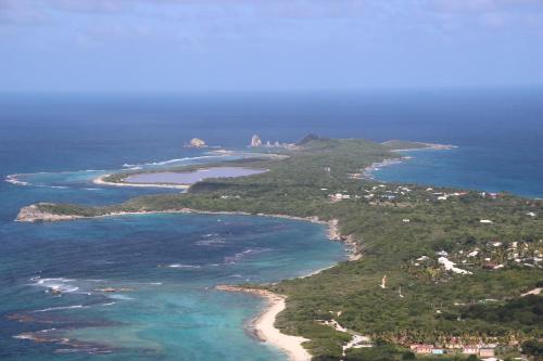 an aerial view of an island in the ocean at Appartement sur la plage, avec vue panoramique sur le lagon - IKABA in Saint-François