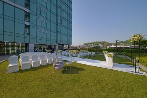 a grassy area with a row of lawn chairs at Best Western Harbor Park Hotel in Incheon