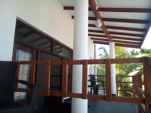 Un balcón o terraza de Sunstyle Mirissa Guest House