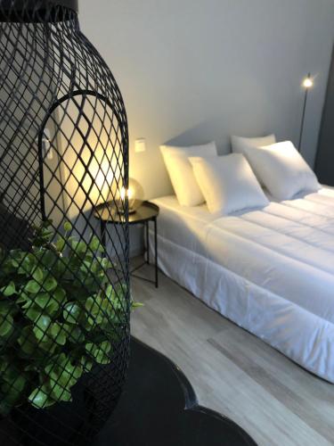 - une chambre avec un lit et un panier à côté d'une table dans l'établissement City'IN Appart, à Carcassonne
