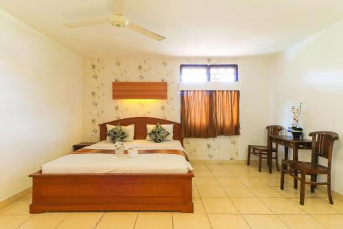 Säng eller sängar i ett rum på Ayu Lili Garden Hotel Kuta