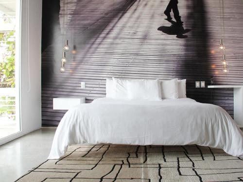 Un pat sau paturi într-o cameră la Now Hotel Cali