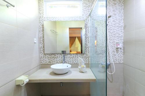 Ett badrum på Ayu Lili Garden Hotel Kuta