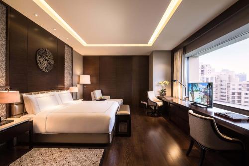 Ένα ή περισσότερα κρεβάτια σε δωμάτιο στο Fairmont Jakarta