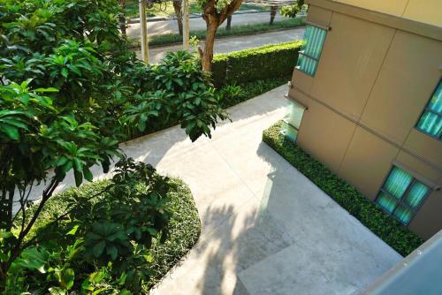 an overhead view of a building with trees and a sidewalk at Rain condo ChaAm HuaHin by AY B311 in Cha Am