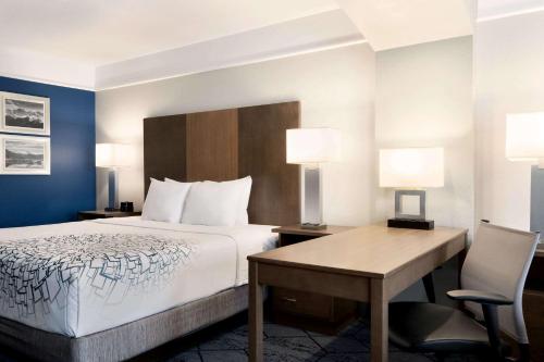Letto o letti in una camera di La Quinta Inn and Suites by Wyndham at WaTiki Waterpark
