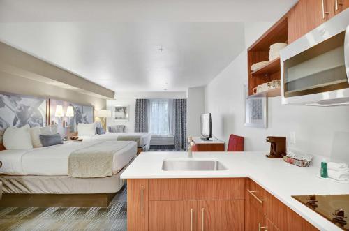 Köök või kööginurk majutusasutuses Executive Residency by Best Western Navigator Inn & Suites