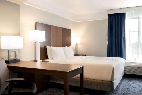Letto o letti in una camera di La Quinta Inn and Suites by Wyndham at WaTiki Waterpark