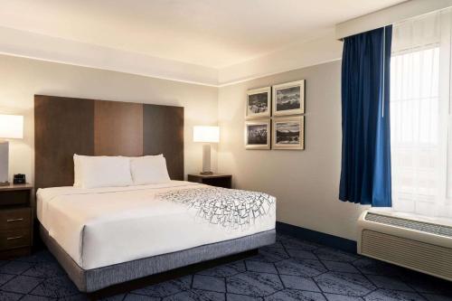 Letto o letti in una camera di La Quinta Inn and Suites by Wyndham at WaTiki Waterpark