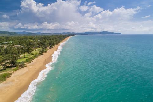 - une vue aérienne sur la plage et l'océan dans l'établissement Anantara Vacation Club Mai Khao Phuket, à Mai Khao Beach