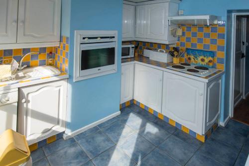 Kuchyň nebo kuchyňský kout v ubytování Delphinium Cottage