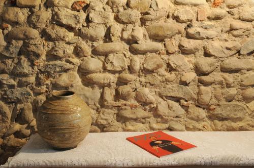 a vase sitting on a table next to a brick wall at B&B Terre Di Bea in Pederobba