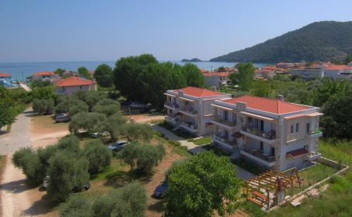 Porto Thassos Apartments & Studios في سكالا بوتامياس: اطلالة جوية على بيت كبير فيه اشجار