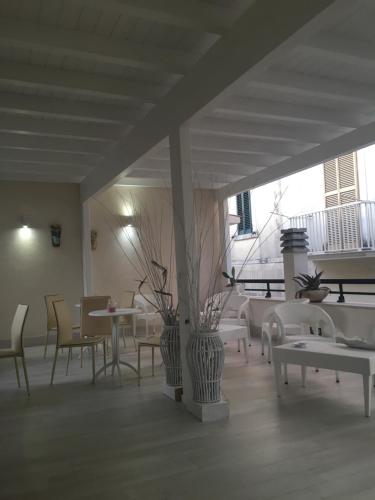 un restaurant avec des tables et des chaises et une grande fenêtre dans l'établissement Dream & Relax, à Vieste