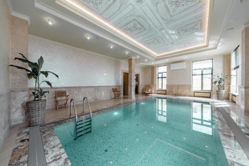 Majoituspaikassa Hotel Armega Domodedovo tai sen lähellä sijaitseva uima-allas