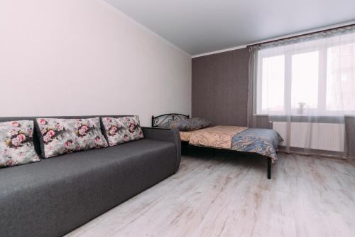 ein Wohnzimmer mit einem Sofa und einem Bett in der Unterkunft Luxury apart-hotel on Kharkovskaya near Lavina in Sumy