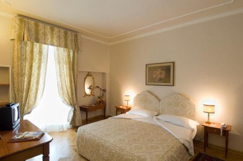 ein Schlafzimmer mit einem Bett und einem großen Fenster in der Unterkunft Hotel Cappelli in Montecatini Terme