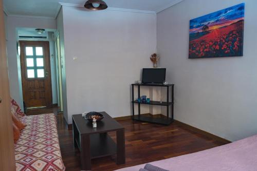 ein Wohnzimmer mit einem Sofa und einem Tisch in der Unterkunft James Room in Samos