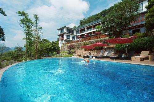 Swimming pool sa o malapit sa Li River Resort