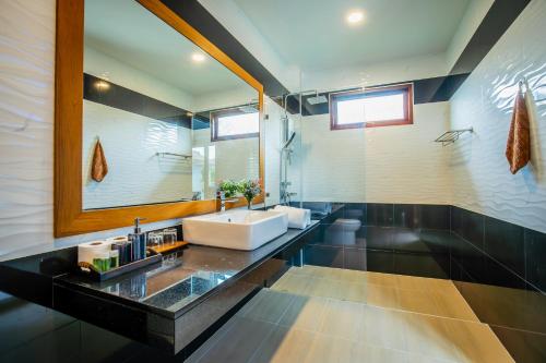 A bathroom at Bangtao Boutique Villa