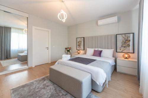 Postel nebo postele na pokoji v ubytování Green Hills Suites
