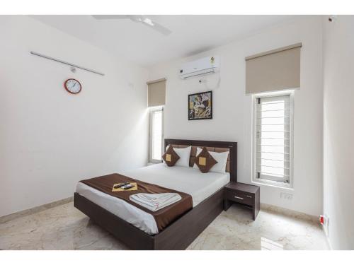 - une chambre blanche avec un lit dans l'établissement Olive Service Apartments - Koramangala, à Bangalore