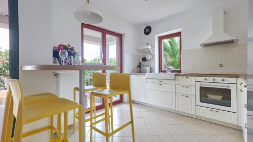 Η κουζίνα ή μικρή κουζίνα στο Villa Jazzbina by Rent Istria