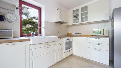 Η κουζίνα ή μικρή κουζίνα στο Villa Jazzbina by Rent Istria