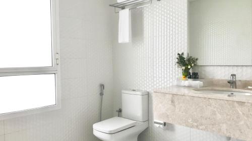 Un baño de Atana Stay Al Ashkara