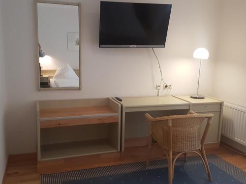 Televízia a/alebo spoločenská miestnosť v ubytovaní Comfort Rooms Bruckner