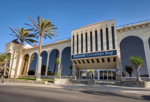 Barceló Corralejo Bay - للبالغين فقط في كوراليخو: مركز تسوق فيه نخل امام مبنى