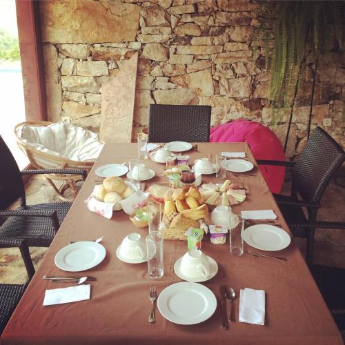 ein Holztisch mit Tellern voller Essen darauf in der Unterkunft Quinta Da Longra in Vizela