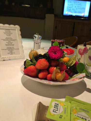 une assiette de fruits et légumes sur une table dans l'établissement The Old Farmhouse, à Windsor