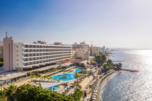 una vista aérea de un hotel junto al agua en Royal Apollonia by Louis Hotels, en Limassol
